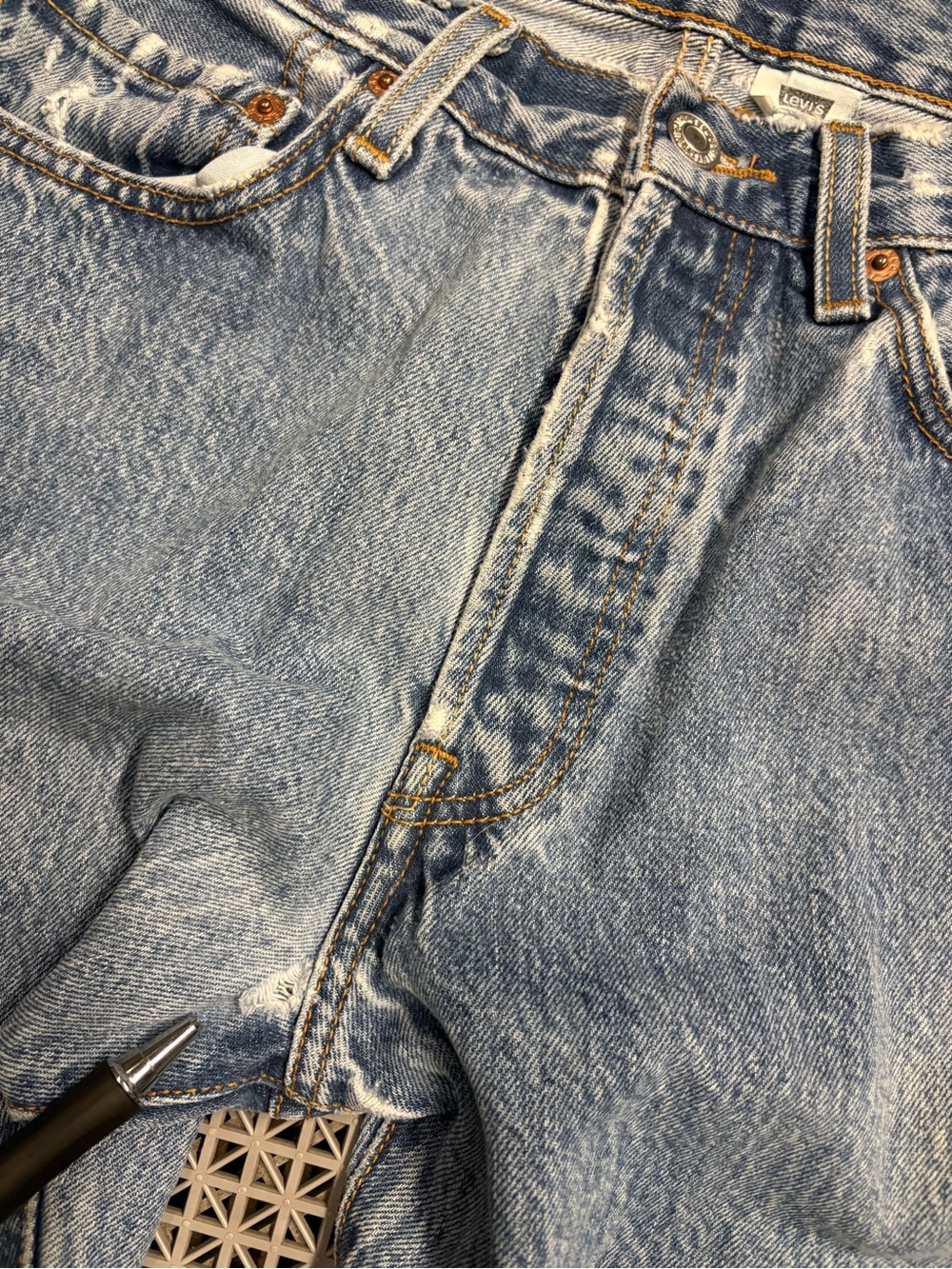 Vintage Levi's 501 Medium Wash Button-Fly Blue Jeans - Y2K - Picture 14 of 15